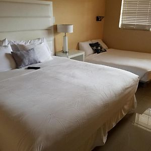 Großes Zimmer mit Kingsize-Bett